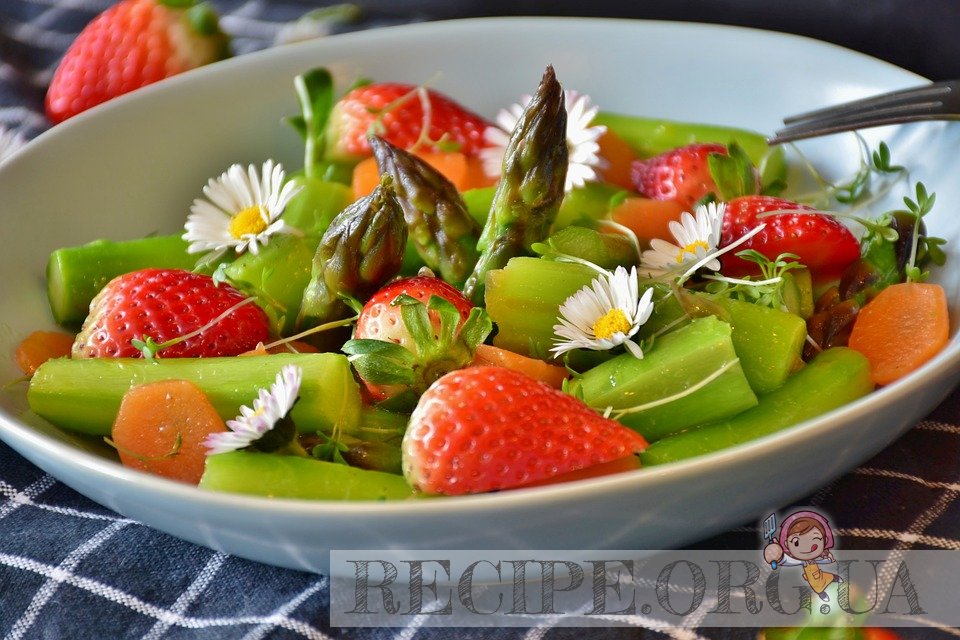 Рецепт Весенний салат из спаржи, клубники и зелени с фото