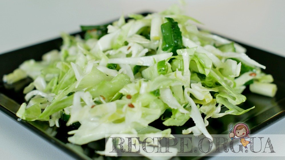 Рецепт Простой салат с молодой капустой, огурцами и перьями лука с фото