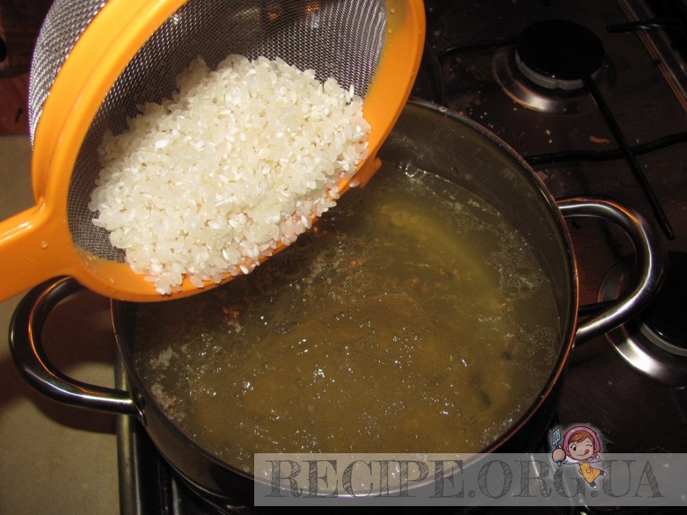 Рис отварить в бульоне до готовности.
