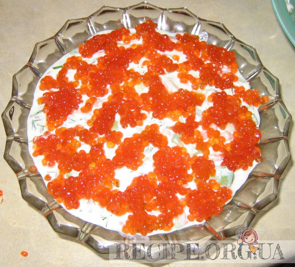 Рецепт Праздничный салат из креветок в сырном соусе с фото