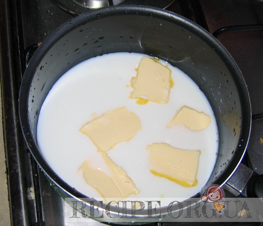 Масло растопить в смеси молока и воды.