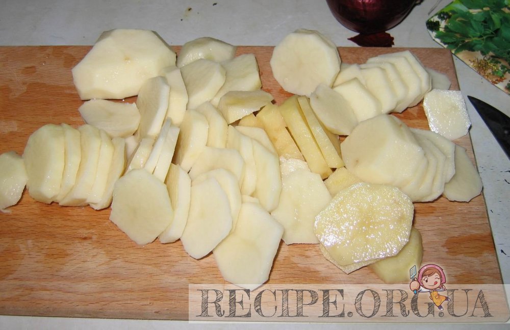 Картофель нарезать кружками и отварить.