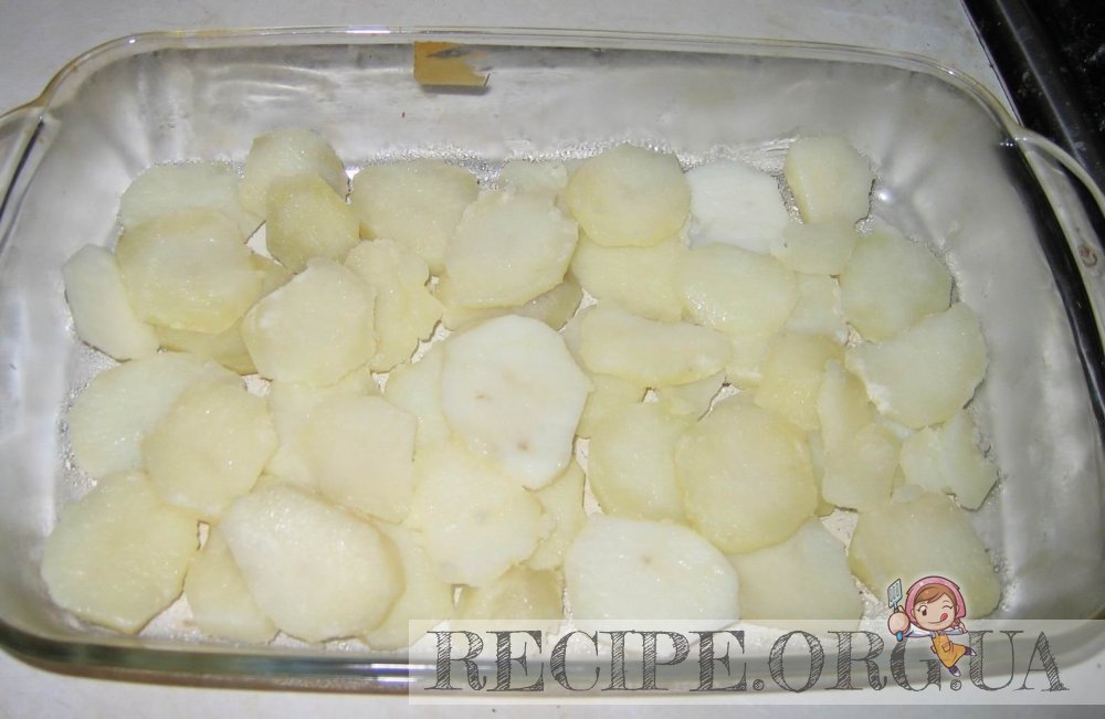 Выложить слой картофеля.