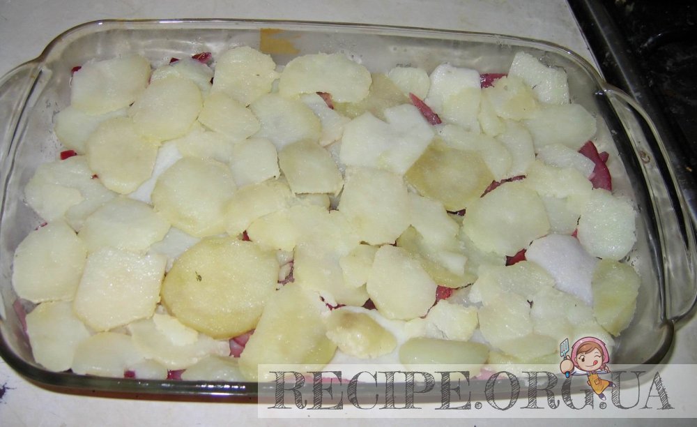 Закрыть слоем картофеля и запечь.