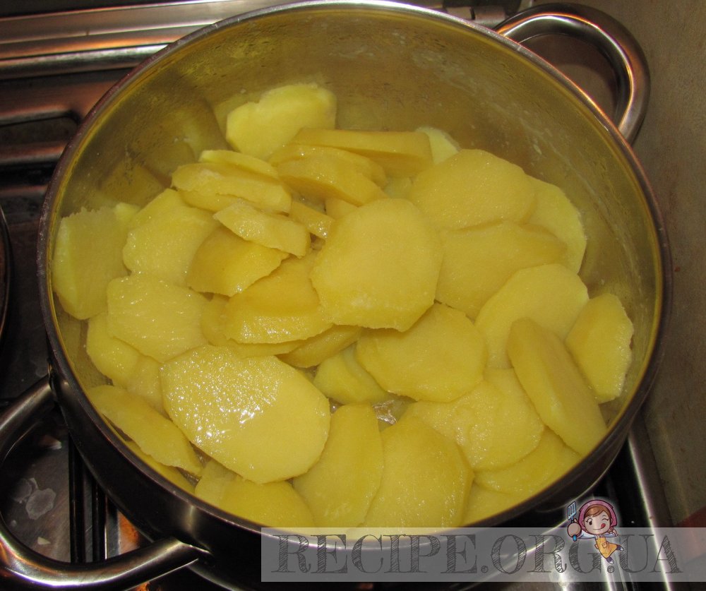 Отварить картофель.