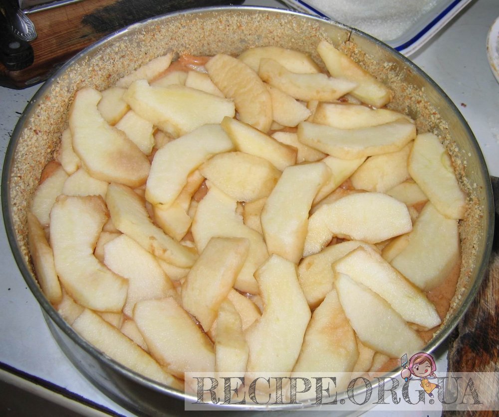 в форму выложить тесто и яблоки