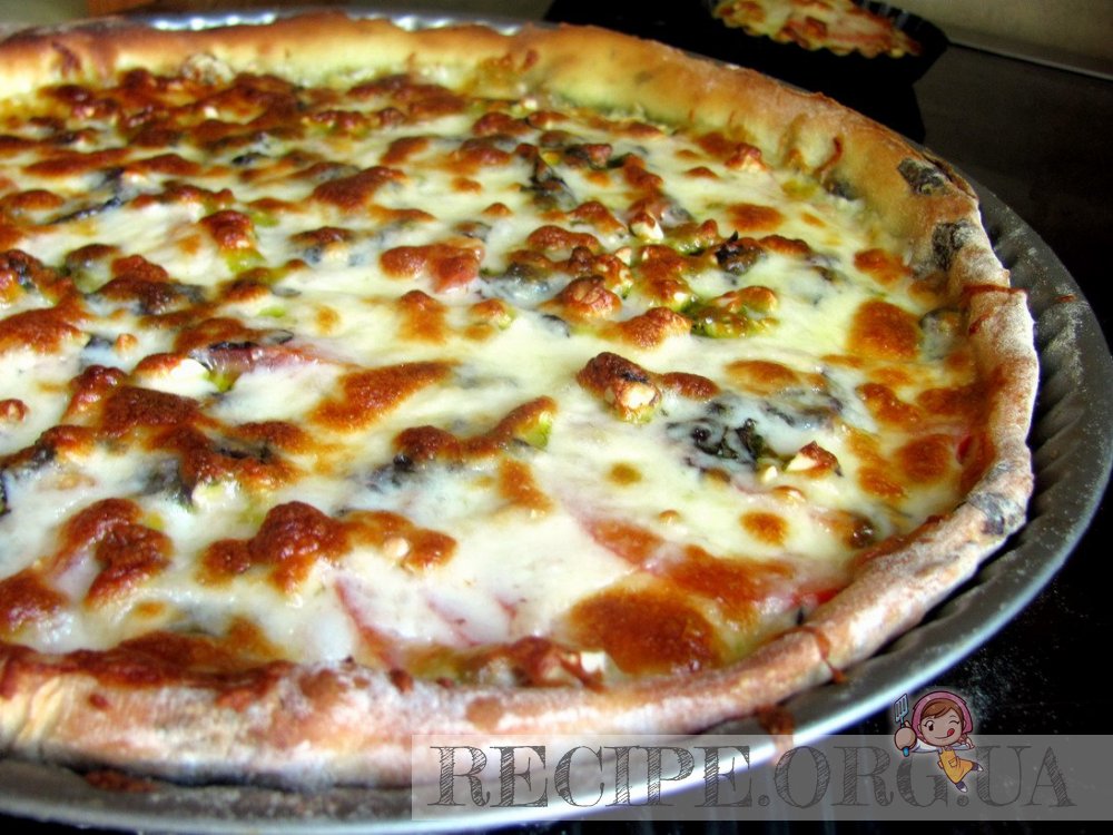 Зеленая пицца с помидорами и голубым сыром