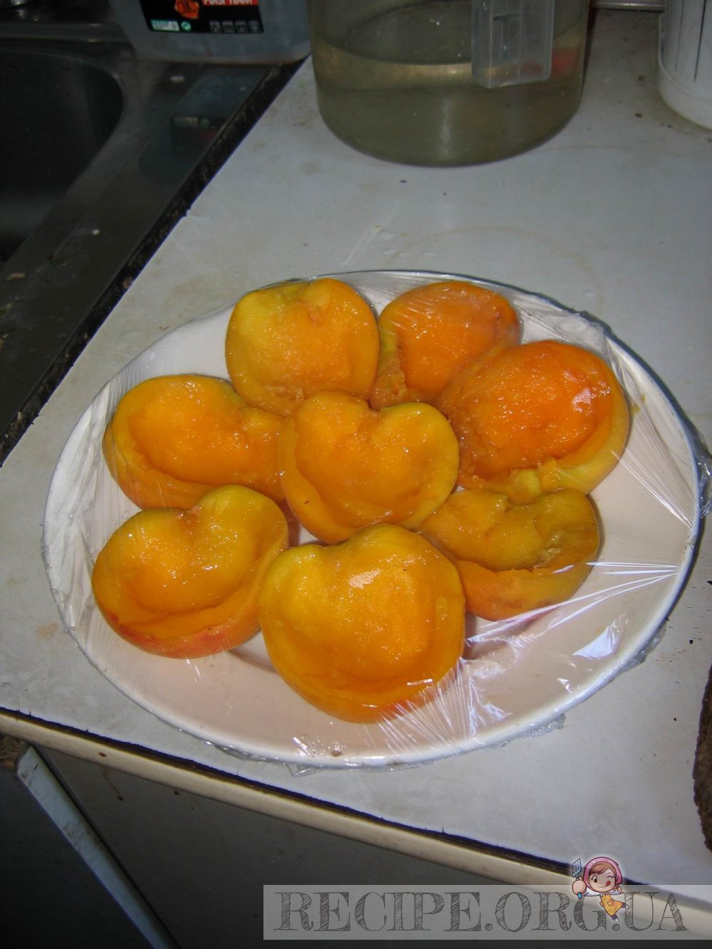 приготовить половинки персиков