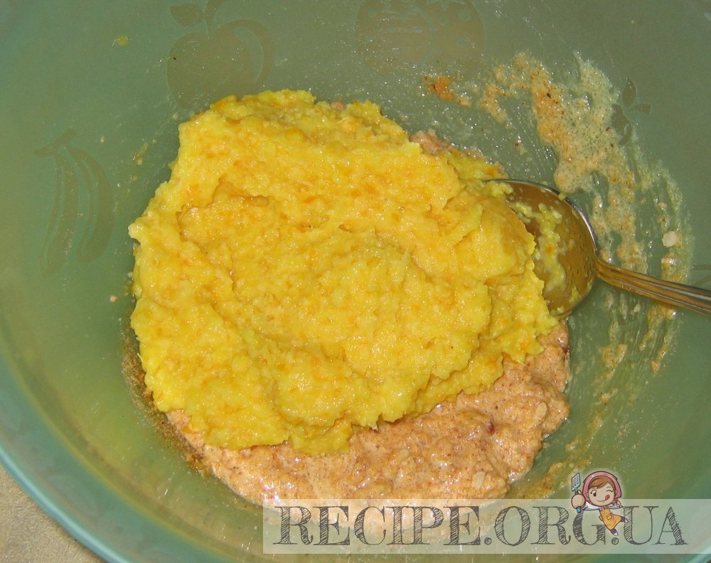 смешать желтки с сухарями и апельсиновым пюре