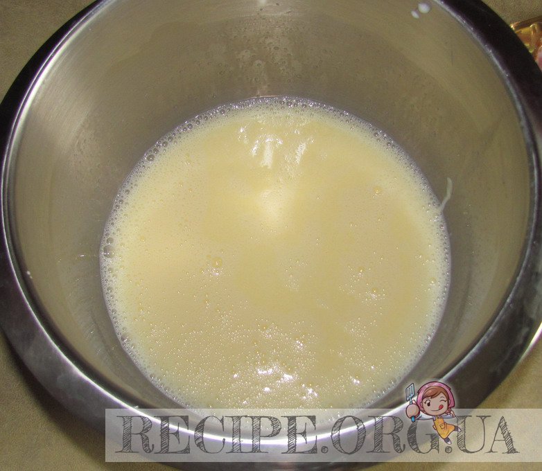 яйца взбить с молоком и маслом