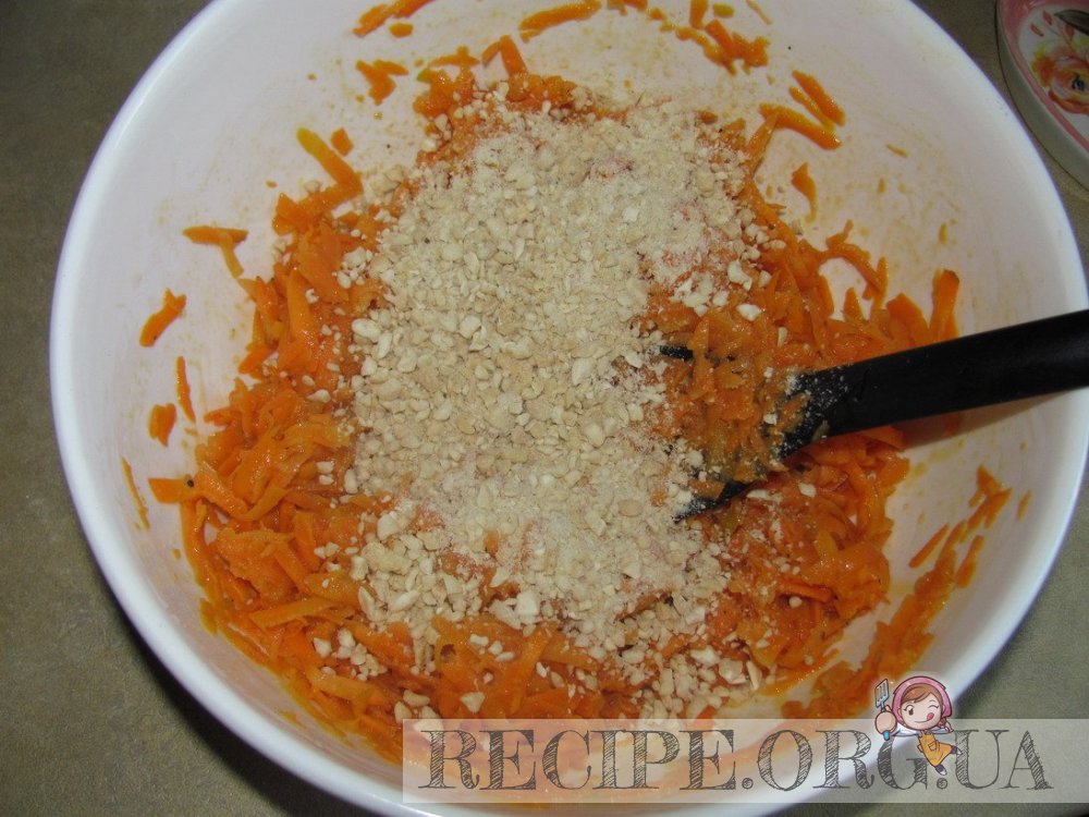 смешать морковь с желтками и орехами