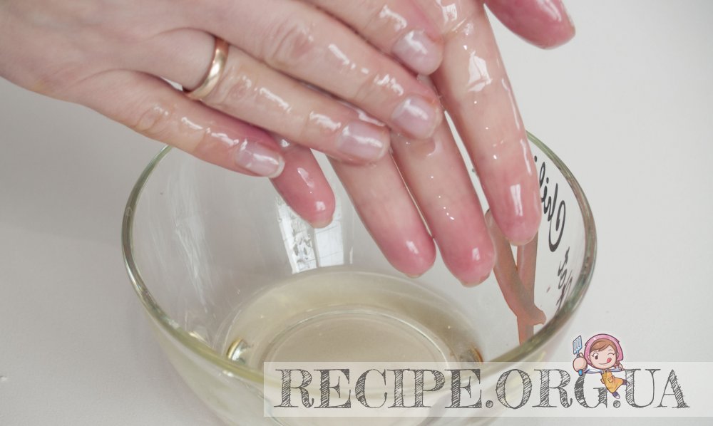 Руки смачиваем маслом