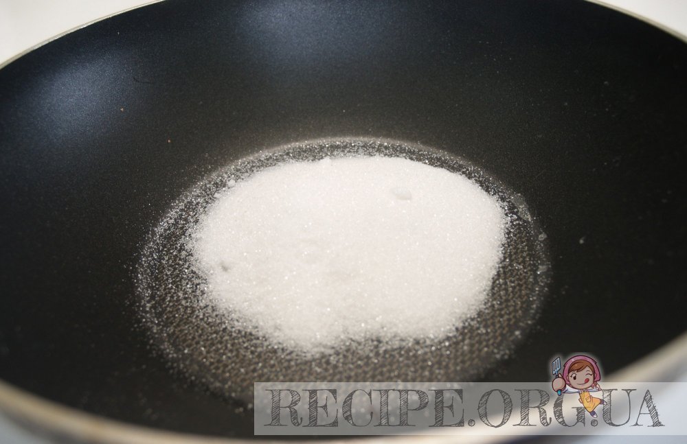 Делаем сироп из сахара.
