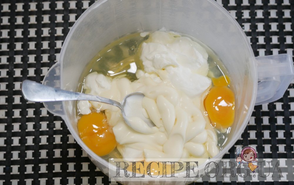 Берем яйца, сметану и майонез