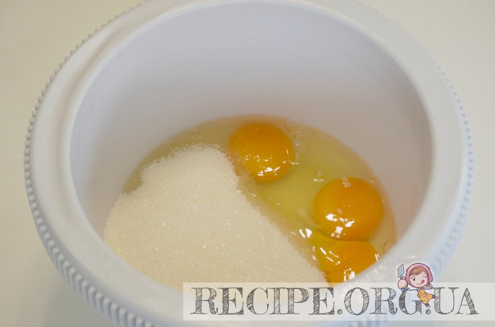 Берем яйца и сахар