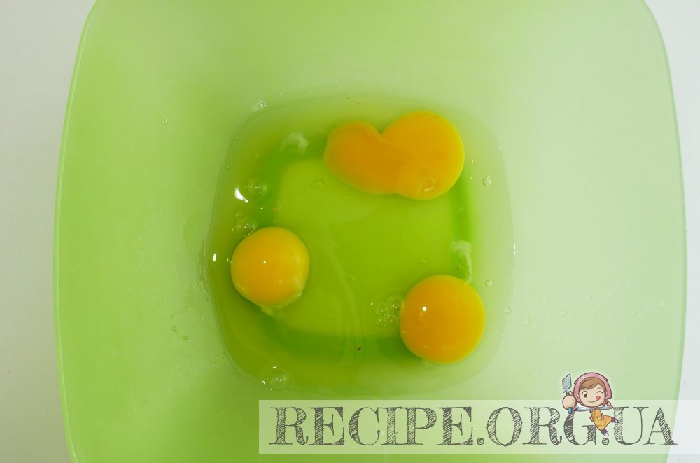 смешиваем яйца с сахаром