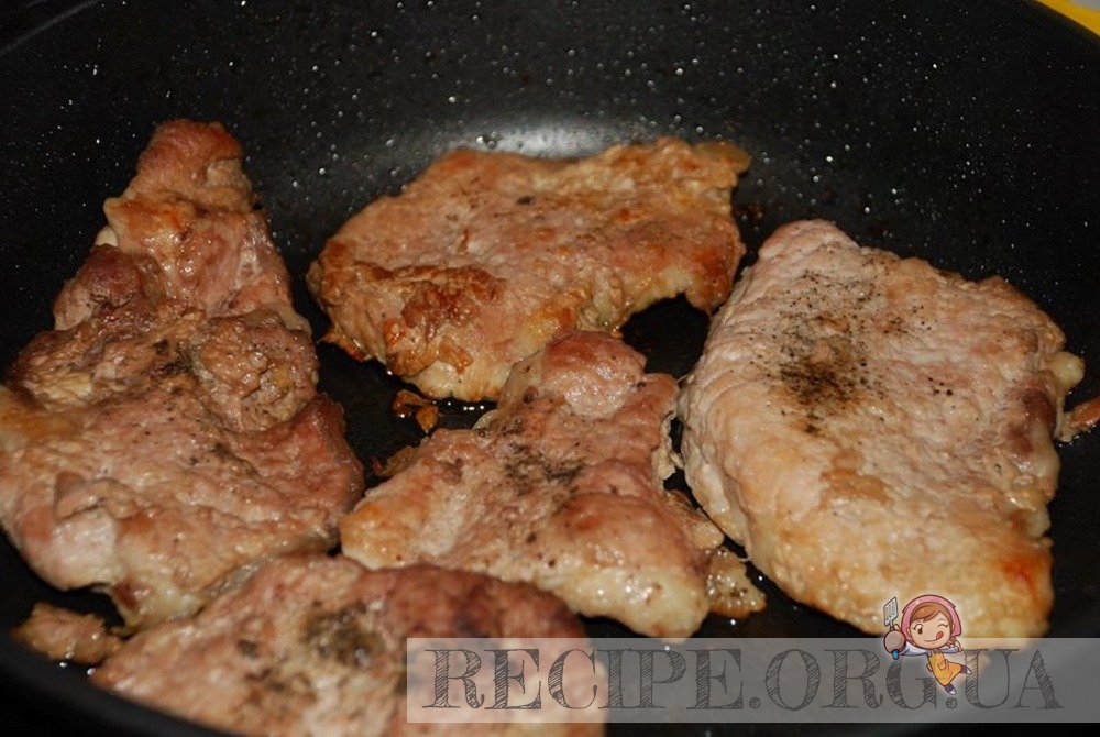 Мясо обжаривается на сковородке