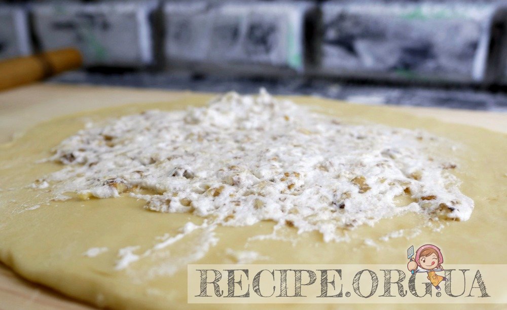 Намазываем тесто орехово-белковой массой