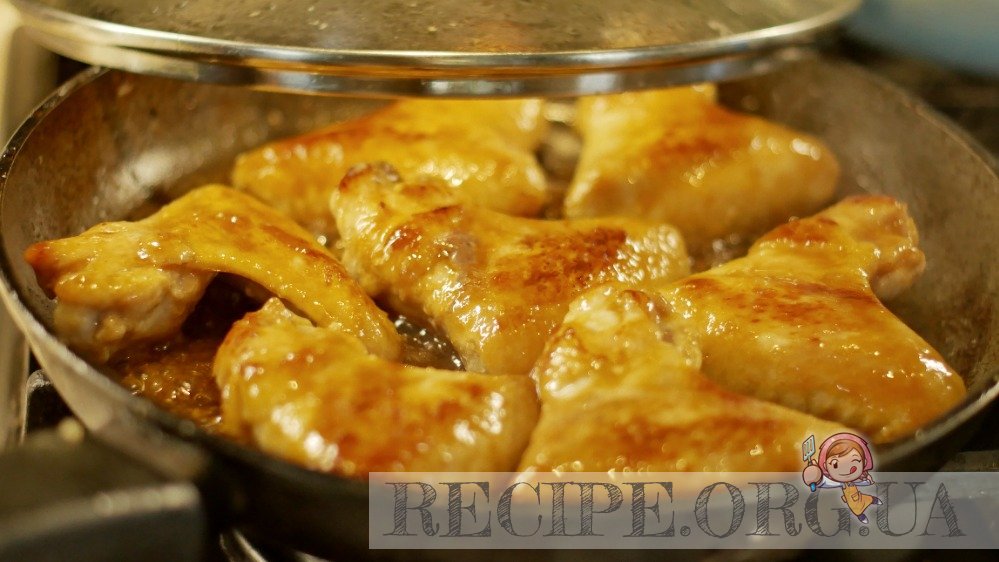 Куриные крылышки маринованные в соевом соусе с лимонным соком, жаренные на сковородке