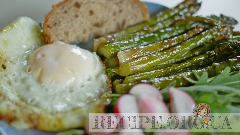 Рецепт Жаренная спаржа с яйцом, редисом и зеленью с фото