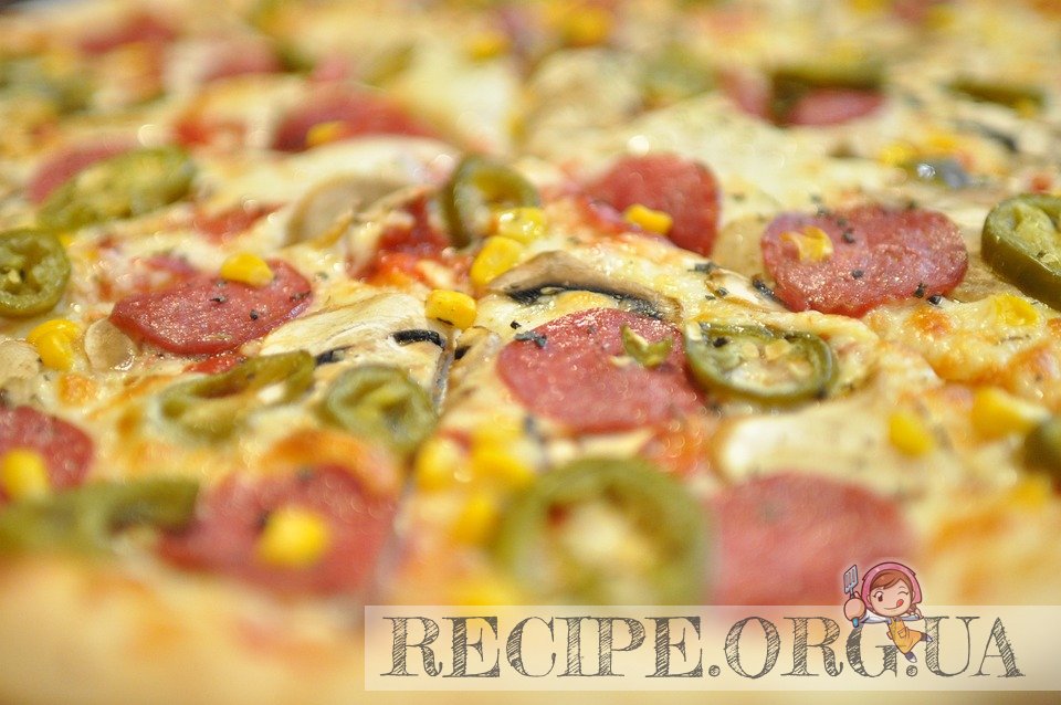 Рецепт Классическая итальянская пицца с колбасой с фото