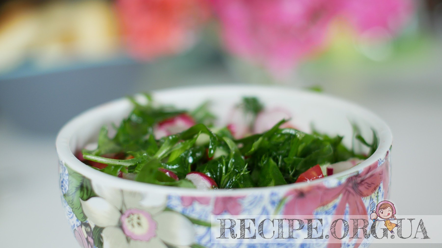 Рецепт Салат с редиской, рукколой, огурцами и помидорами: освежающий и витаминный с фото