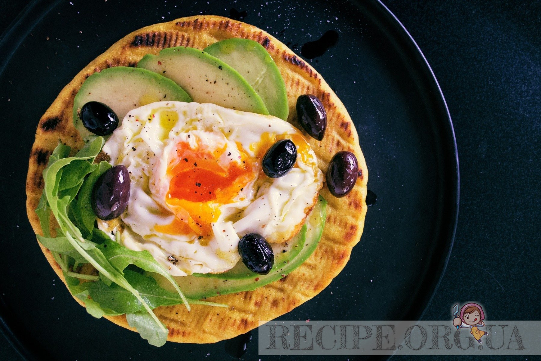 Рецепт Завтрак на тосте с нарезанным авокадо, жареным яйцом и зеленью с фото