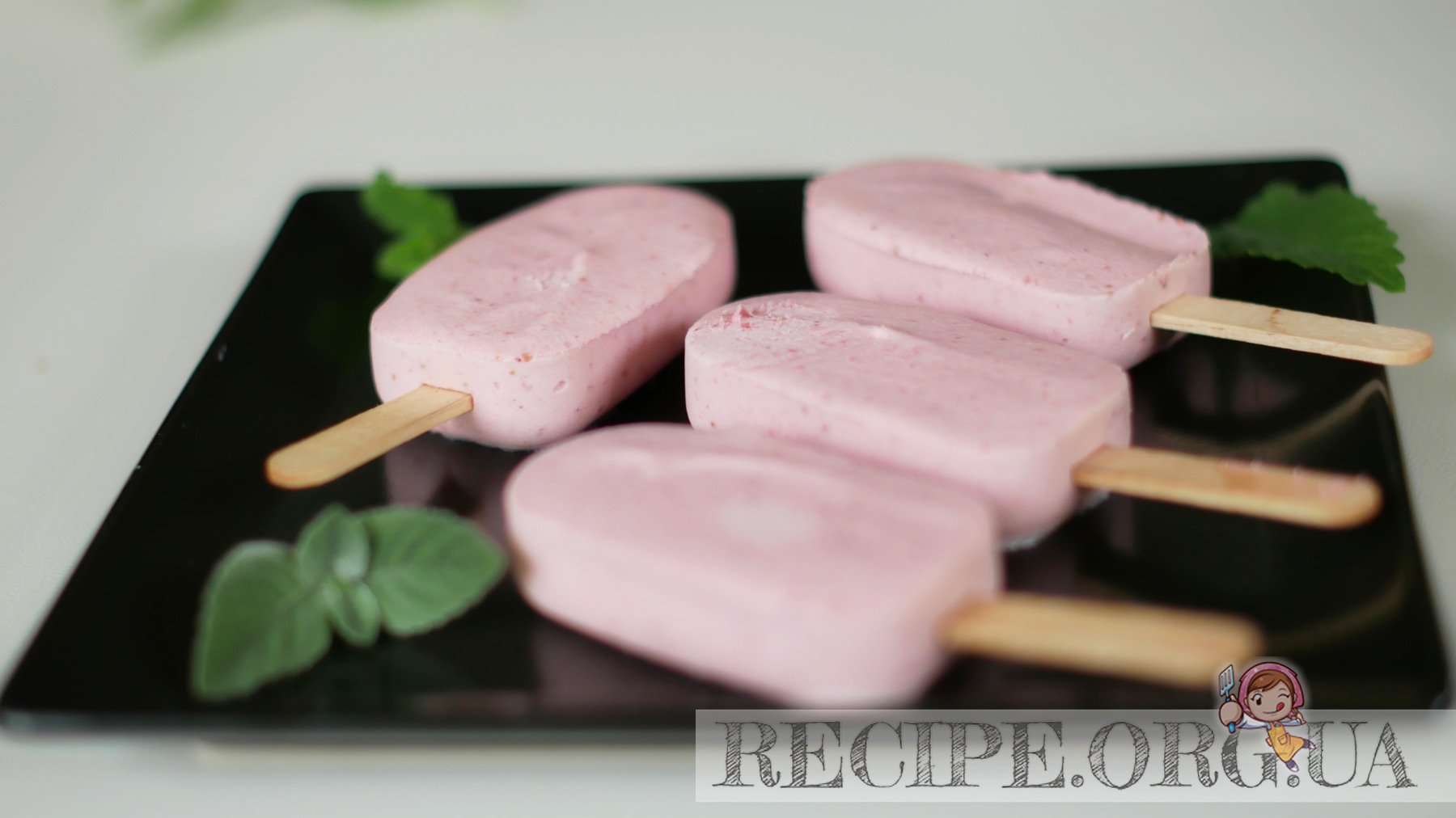 Рецепт Домашнее клубничное мороженое в формочках для мороженого с фото