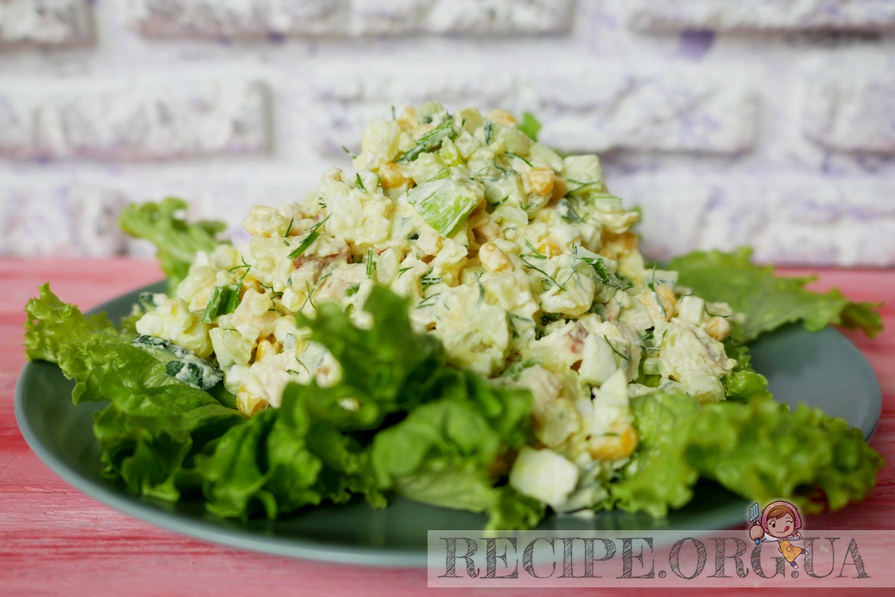Рецепт Простой и вкусный салат с яйцами, огурцами, кукурузой и копчёной курицей с фото