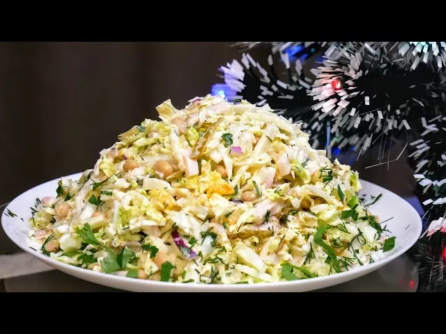 Новогодний салат с фасолью и копчением